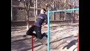 Навоинские парни на турнике ))
