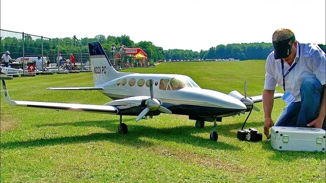Гигантская радиоуправляемая модель самолёта CESSNA-421C