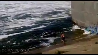Лада Калина утонула при сбросе воды на Волжской ГЭС