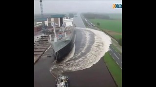 Корабль спускают на воду