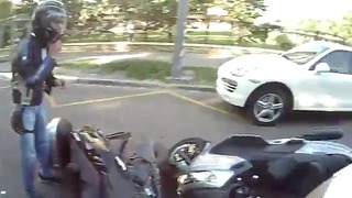 Мотоциклист вписался в припаркованный Porsche