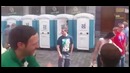 Фанат застрял в туалете