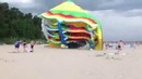 Сильный ветер снес надувную горку