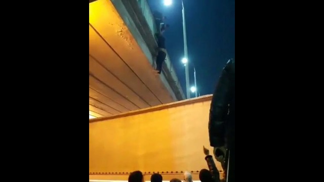 В Ташкенте мужчина попытался спрыгнуть с мост