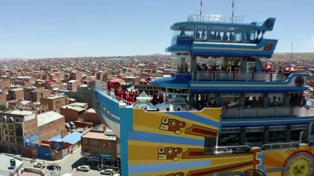 Уникальное красочное здание в индейцев представили в Боливии