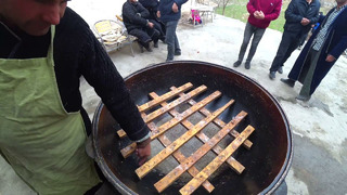 Как готовят Мясо на свадьбу в Кишлаках! Мясо в Казане! Узбекистан