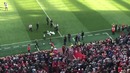 Батя Салах отобрал мяч у дочки, и стадион загудел. Он вернул мяч