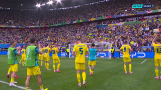 Украинские игроки празднуют со своими болельщиками после победы над Словакией