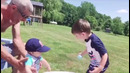 Кто самый мокрый! Милые дети играют с водой