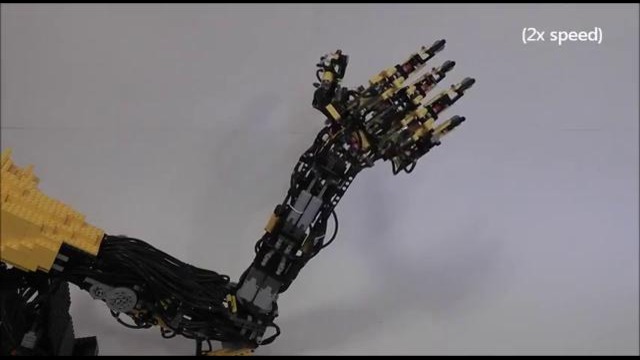 Механическая рука из конструктора Lego
