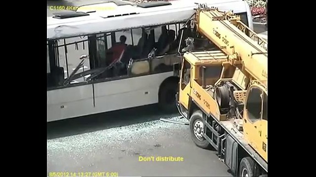 Автокран врезался в автобус с пассажирами