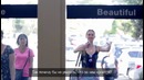 Они стоят перед выбором: войти в дверь с надписью «Красивая» или «Обычная»