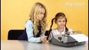 Дети пробуют печатать на печатной машинке