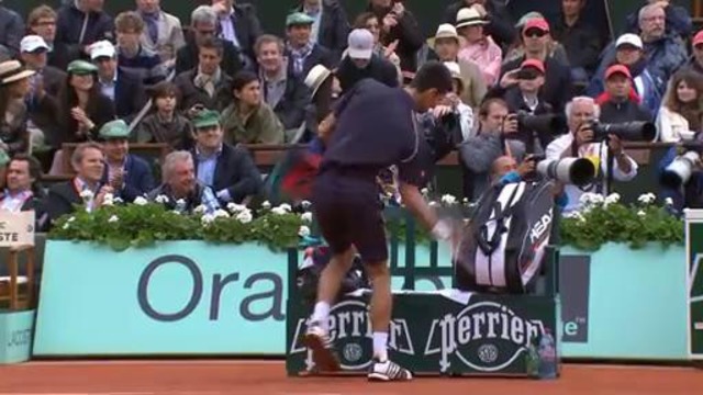 Джокович выместил злость на скамейке – Теннис