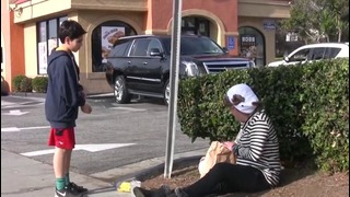 12-летний мальчик помогает бездомным в Лос-Анджелесе