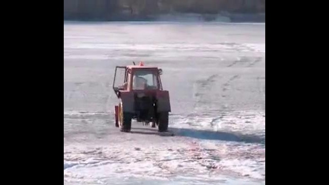 Трактор пошел под лед