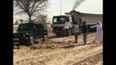 Dubay shahzodasi o‘z Gelandewagen’ida sahroda botib qolgan yuk mashinasini tortib ch