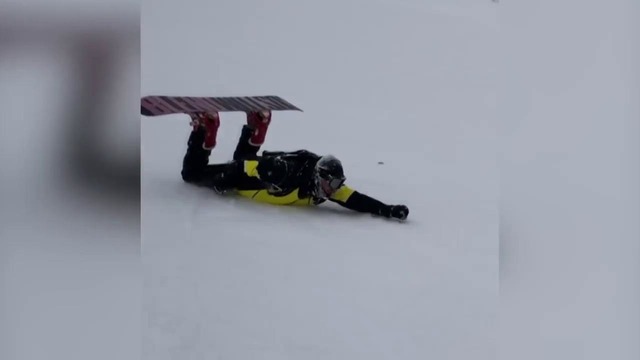 Российский сноубордист прокатился на животе с Эльбруса