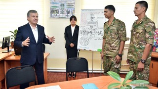 Shavkat Mirziyoyev Toshkent shahridagi harbiy qismga tashrif buyurdi (28.07.2018)