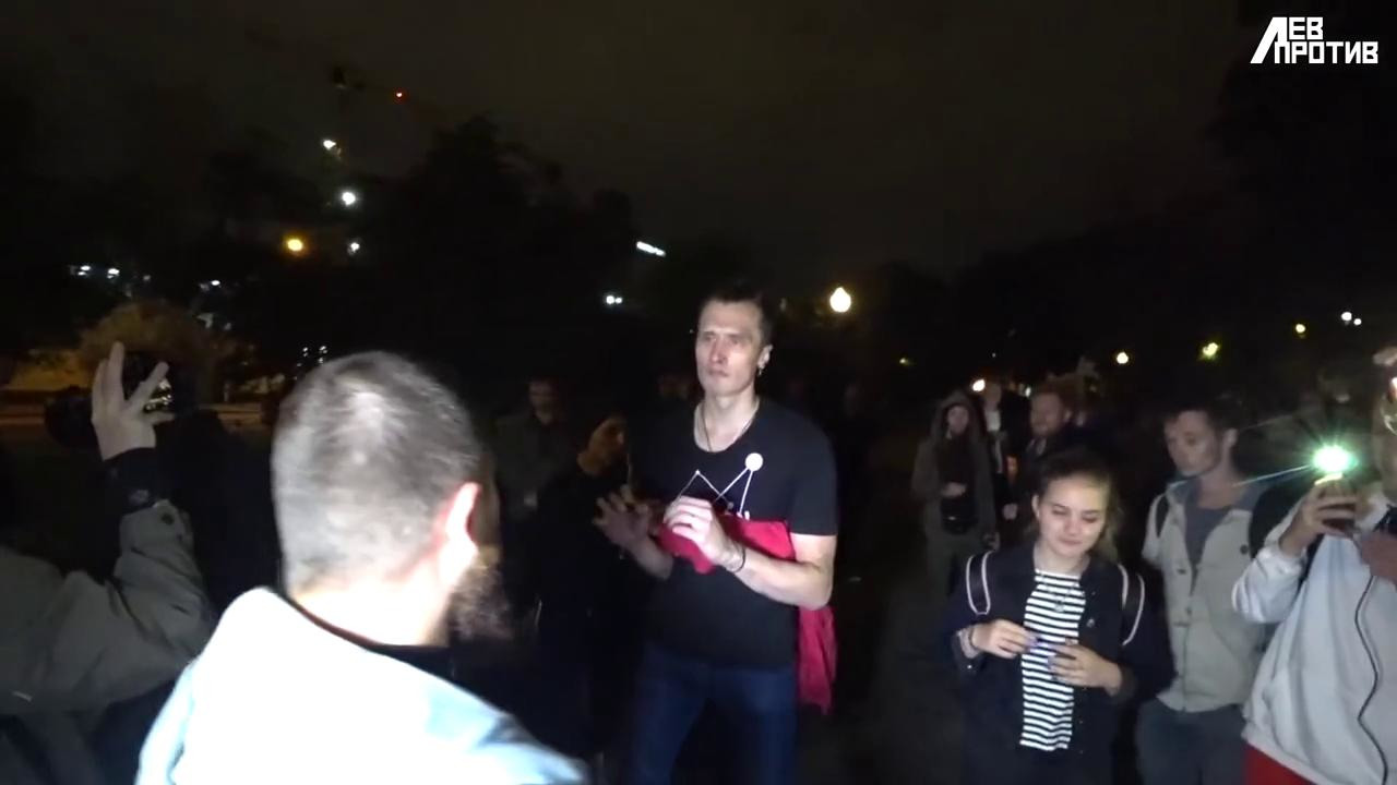 Лев против толпы мерзкого быдла в парке у кремля [потасовка] - Mover.uz