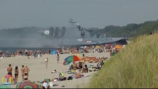 Десантный корабль – Зубр- выплыл на пляж