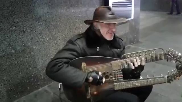 Уличный музыкант в Москве