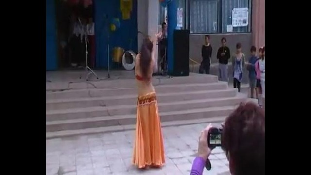 Танец живота на выступлении в школе