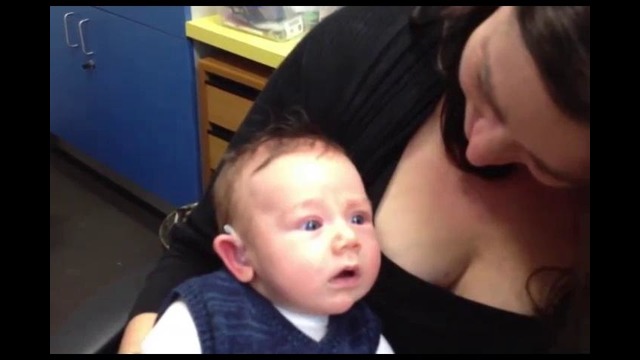 Реакция малыша, который впервые услышал голоса родителей