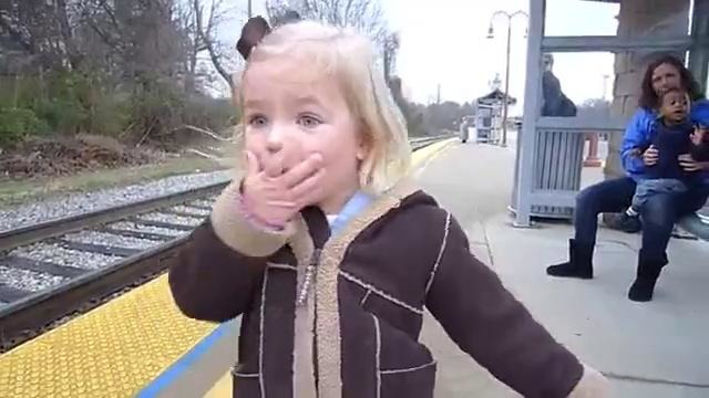 Реакция 3-ех летней девочки на поезд