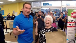 Арнольд Шварценеггер и бабушка в супермаркете