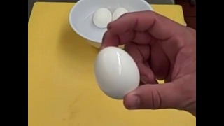 Как очистить яйцо за 5 секунд