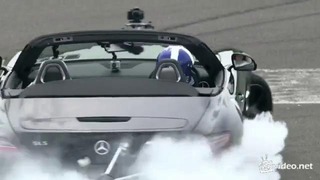 Пилот «Формулы-1» гонялся за мячом на суперкаре