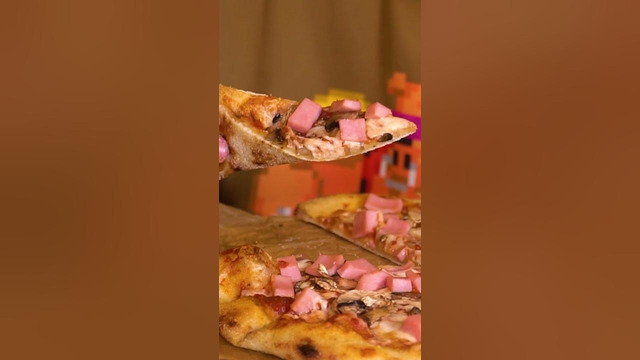 Пицца за 300р с ветчиной и грибами #пицца #обзореды #фудблогер
