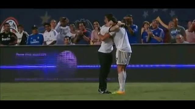 Fan hugs Cristiano Ronaldo Real Madrid vs Chelsea