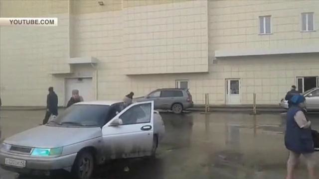 В Кемерово горит крупный торговый центр- видео