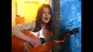 Девушка поет под гитару