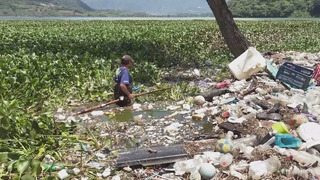 Остров из мусора растёт на озере в Гватемале, которое когда-то было курортным