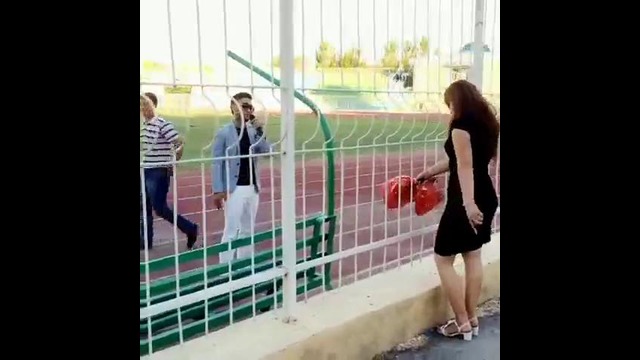 Узбекский певец не принимает цветов от поклонницы