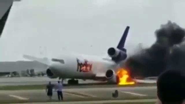 Разрушение стойки шасси самолёта при посадке привело к пожару