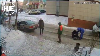 Врач избивает пациента на улице в городе Павлодар республики Казахстан