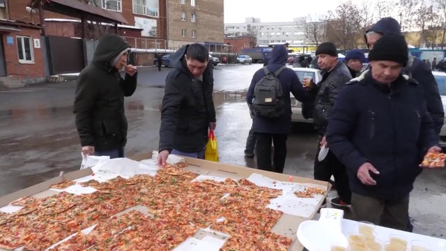 Самая большая пицца в России для бездомных
