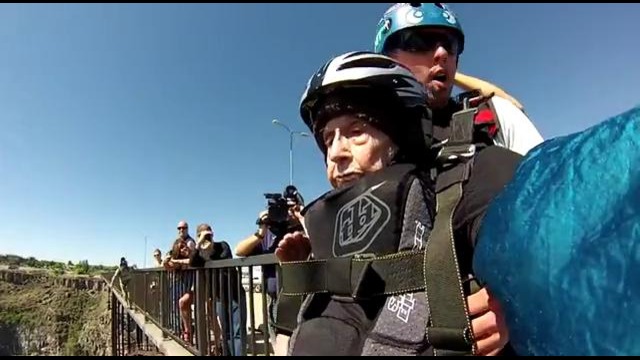 102-летняя женщина прыгнула с моста на свой день рождения
