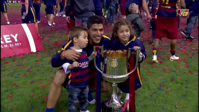 FC Barcelona – Copa del Rey Champions 2016 Iniesta lifts the trophy