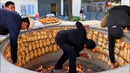 Bakers INSIDE BIG TANDOOR! How Uzbek Fathers eat EARLY in the Morning
