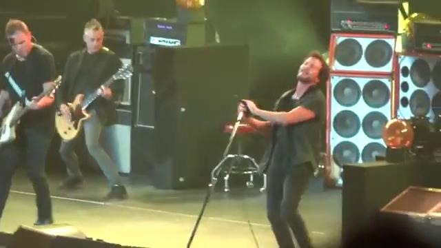 Pearl Jam исполнили новый трек ‘Mind Your Manners’ на сцене