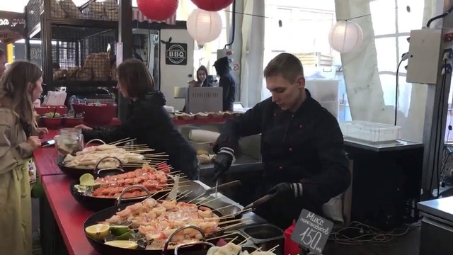 Смотрите как готовят известную китайскую лапшу с морепродуктами
