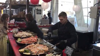 Смотрите как готовят известную китайскую лапшу с морепродуктами