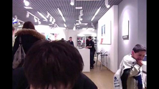 Парень развлекается в apple store