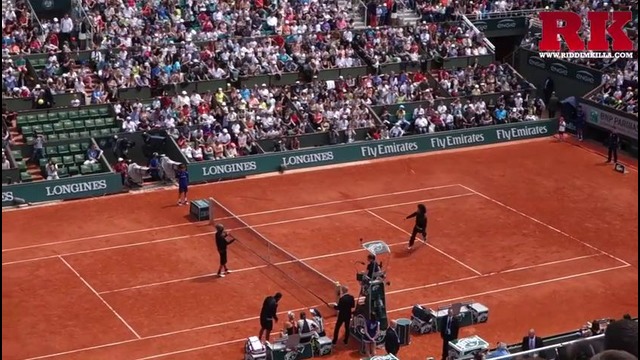 Твинсы на тенисном корте