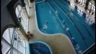Инструктор спас ребенка в бассейне